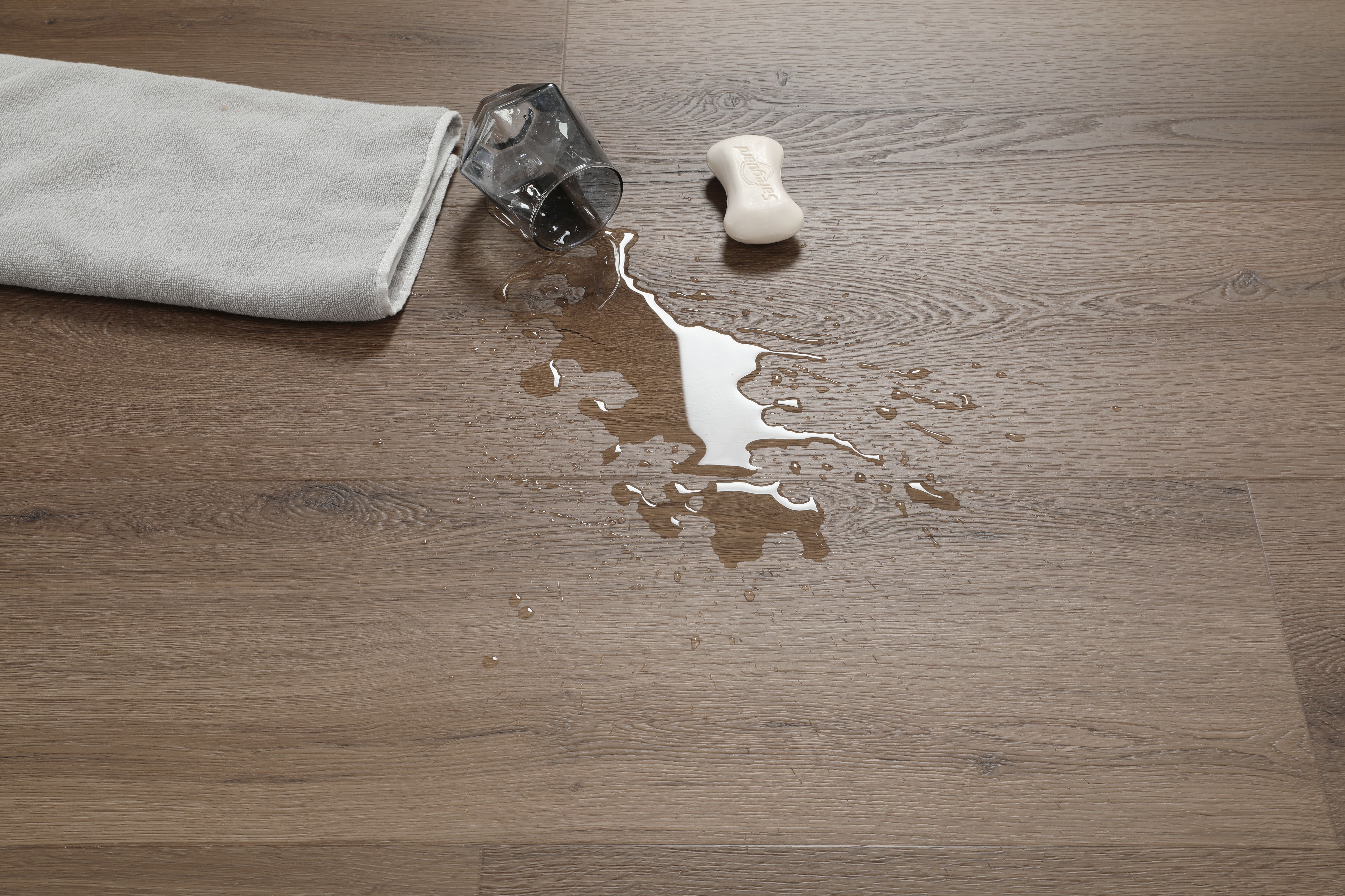 Klick-Vinyl Eiche Polar Nussbraun Matt – Premium Designboden mit 0,50 mm Nutzschicht