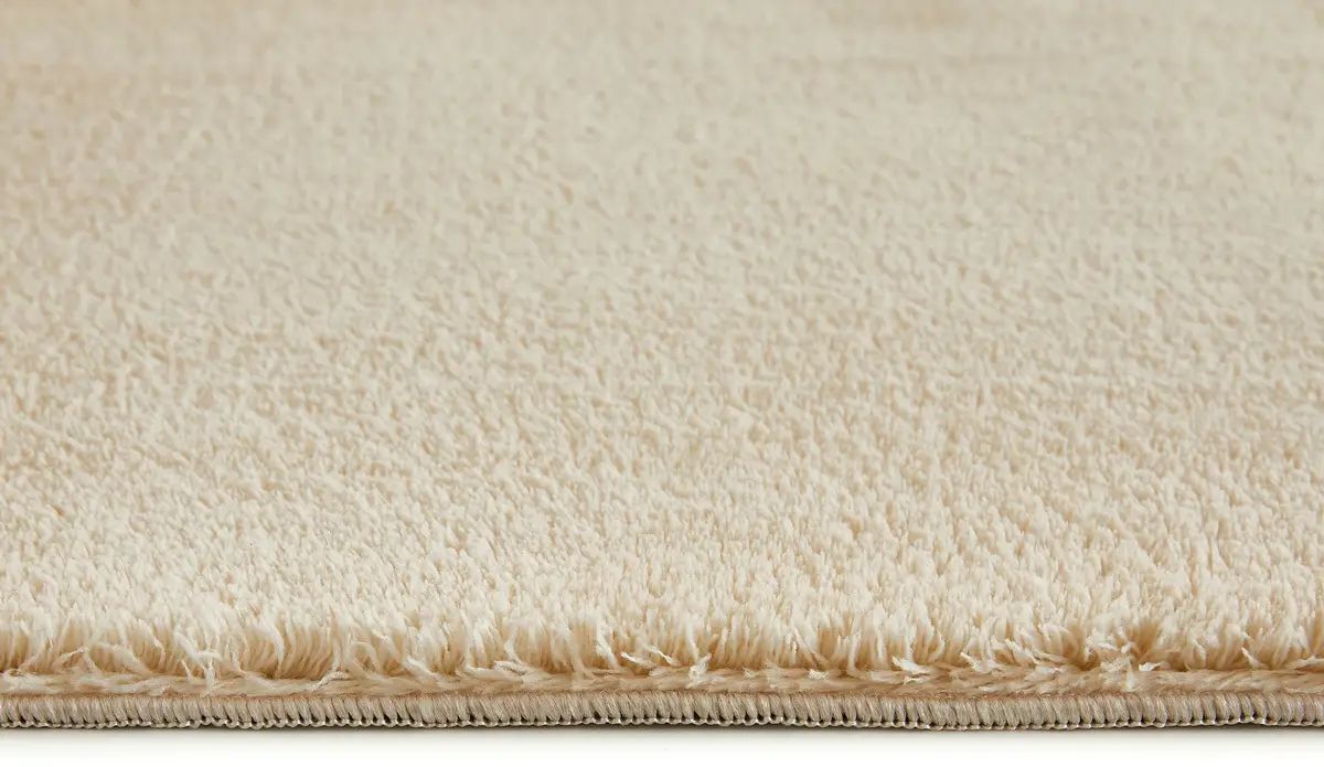 Flauschiger Teppich creme