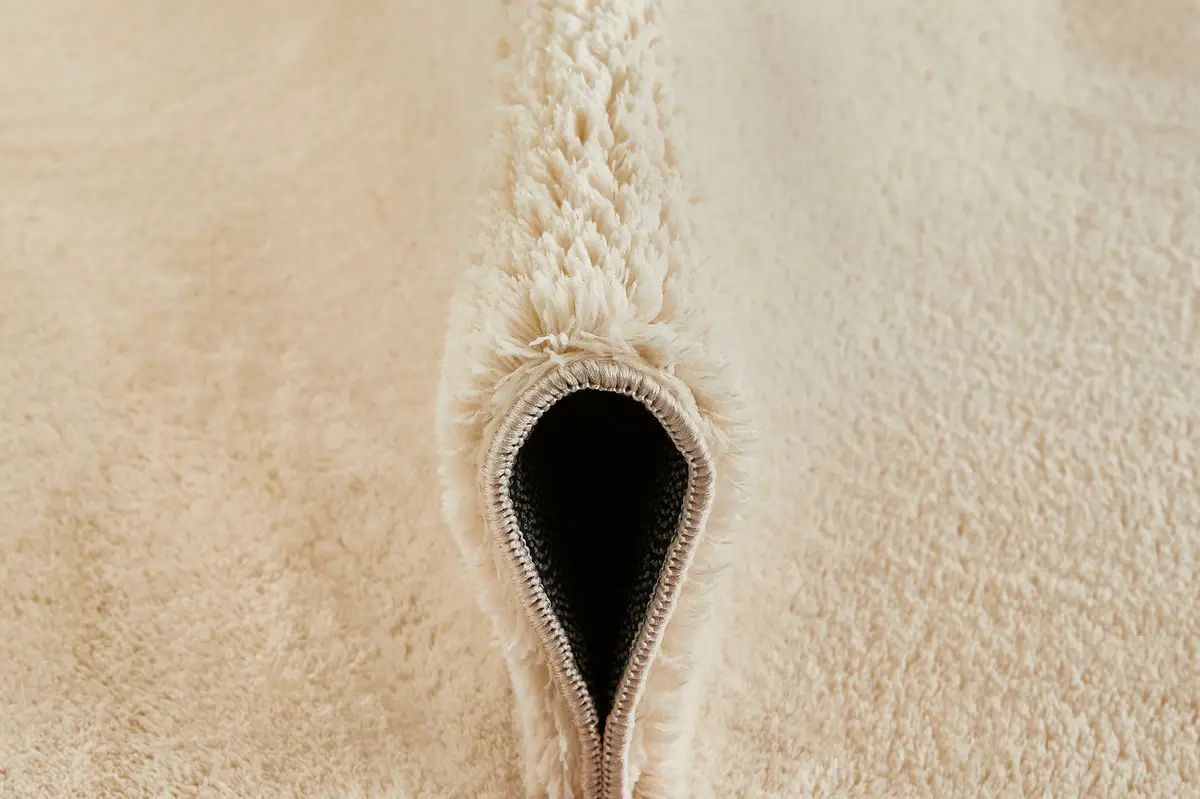 Flauschiger Teppich creme