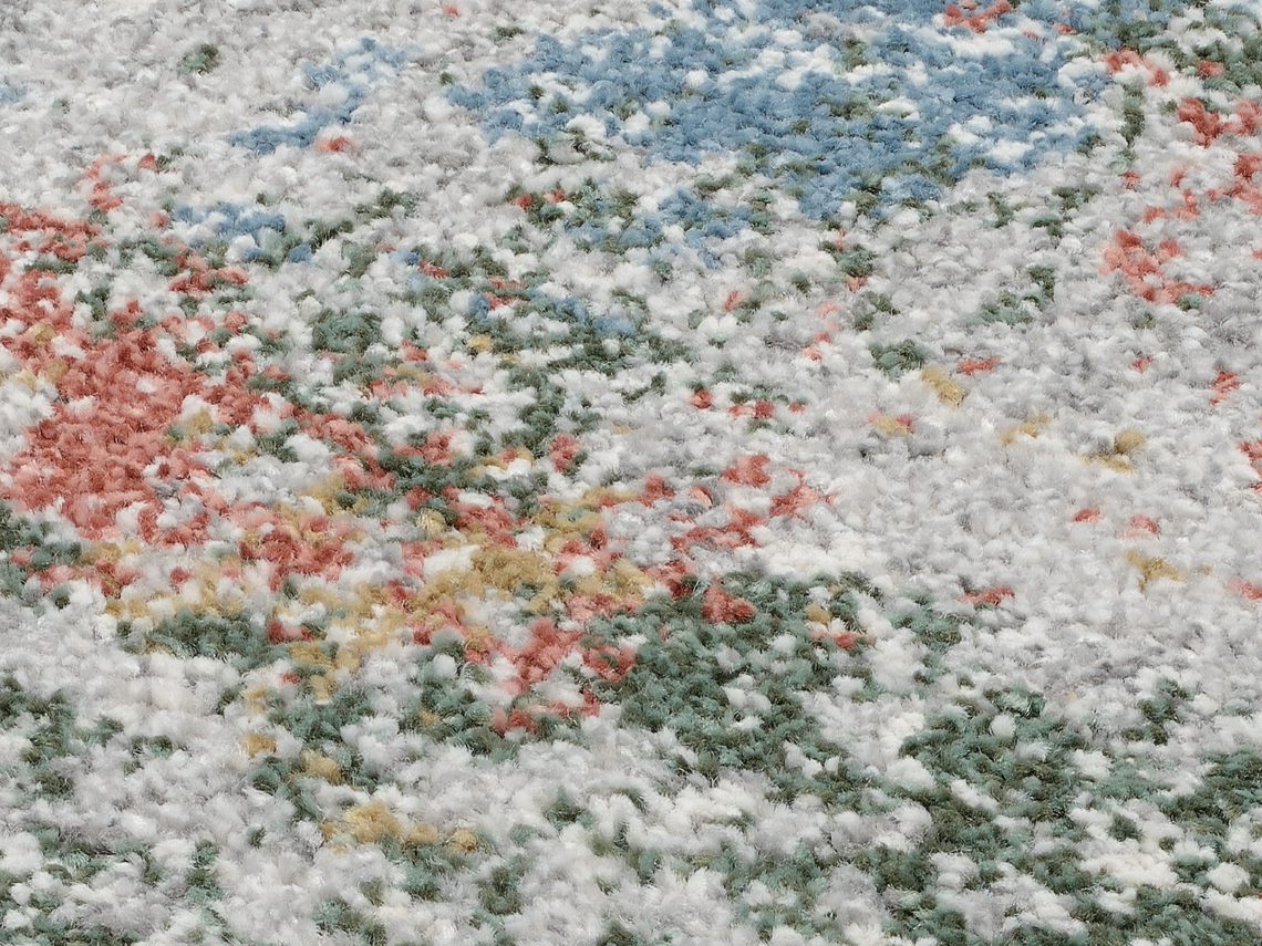 runder Teppich in pastel Farbtönen